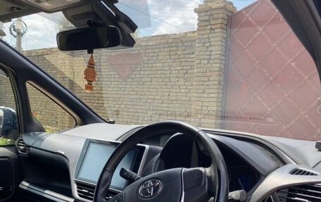 Toyota Voxy III, 2018 год, 2 390 000 рублей, 2 фотография