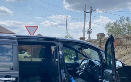 Toyota Voxy III, 2018 год, 2 390 000 рублей, 9 фотография