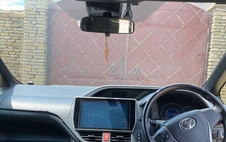 Toyota Voxy III, 2018 год, 2 390 000 рублей, 6 фотография