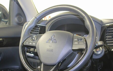 Mitsubishi Outlander III рестайлинг 3, 2018 год, 2 535 000 рублей, 15 фотография