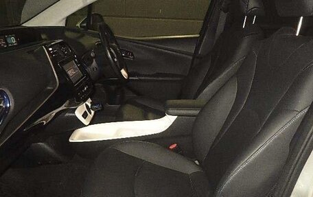 Toyota Prius IV XW50, 2016 год, 2 300 000 рублей, 11 фотография