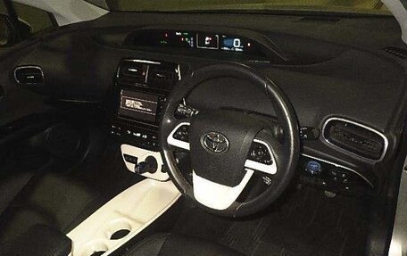 Toyota Prius IV XW50, 2016 год, 2 300 000 рублей, 12 фотография