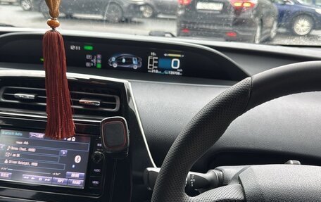 Toyota Prius IV XW50, 2016 год, 2 300 000 рублей, 13 фотография