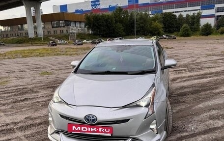 Toyota Prius IV XW50, 2016 год, 2 300 000 рублей, 2 фотография