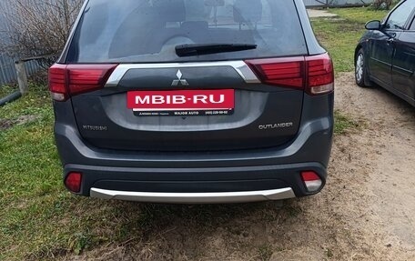 Mitsubishi Outlander III рестайлинг 3, 2018 год, 1 700 000 рублей, 6 фотография