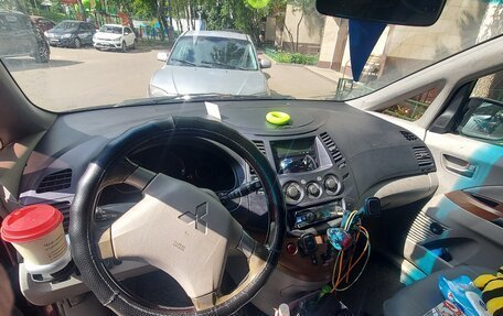 Mitsubishi Grandis, 2004 год, 700 000 рублей, 20 фотография