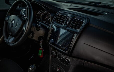 Renault Sandero II рестайлинг, 2018 год, 820 000 рублей, 21 фотография