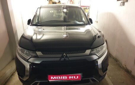 Mitsubishi Outlander III рестайлинг 3, 2019 год, 2 350 000 рублей, 1 фотография