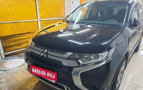 Mitsubishi Outlander III рестайлинг 3, 2019 год, 2 350 000 рублей, 10 фотография
