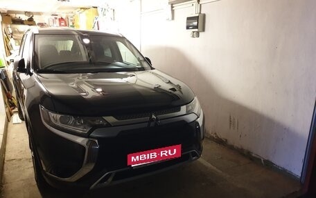 Mitsubishi Outlander III рестайлинг 3, 2019 год, 2 350 000 рублей, 2 фотография