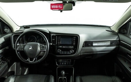 Mitsubishi Outlander III рестайлинг 3, 2017 год, 1 799 777 рублей, 13 фотография