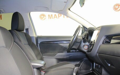 Mitsubishi Outlander III рестайлинг 3, 2019 год, 2 100 000 рублей, 10 фотография