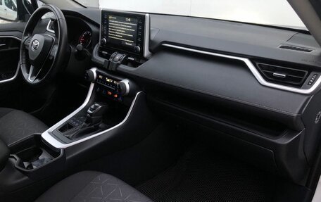 Toyota RAV4, 2021 год, 3 720 000 рублей, 9 фотография