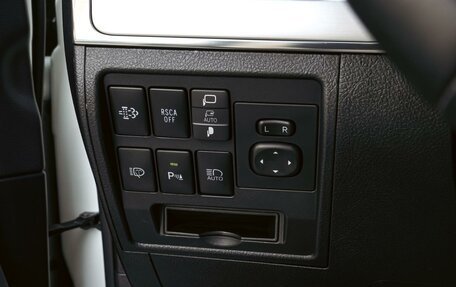 Toyota Land Cruiser 200, 2019 год, 8 900 000 рублей, 31 фотография