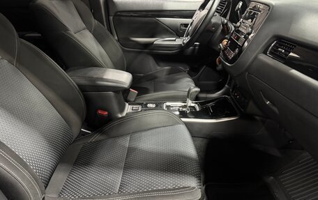 Mitsubishi Outlander III рестайлинг 3, 2019 год, 2 248 000 рублей, 15 фотография