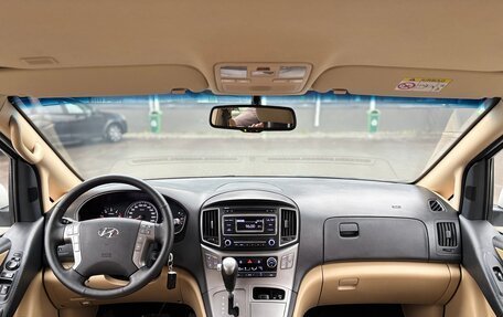 Hyundai H-1 II рестайлинг, 2018 год, 2 600 000 рублей, 21 фотография