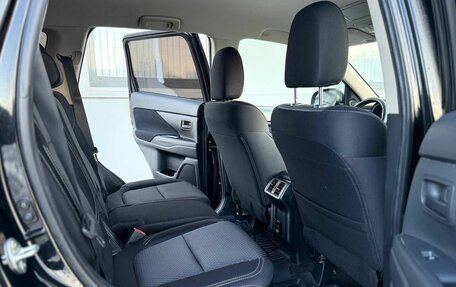 Mitsubishi Outlander III рестайлинг 3, 2020 год, 2 295 000 рублей, 14 фотография