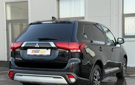 Mitsubishi Outlander III рестайлинг 3, 2020 год, 2 295 000 рублей, 5 фотография