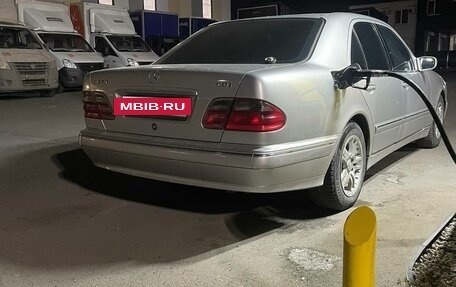 Mercedes-Benz E-Класс, 2001 год, 630 000 рублей, 2 фотография
