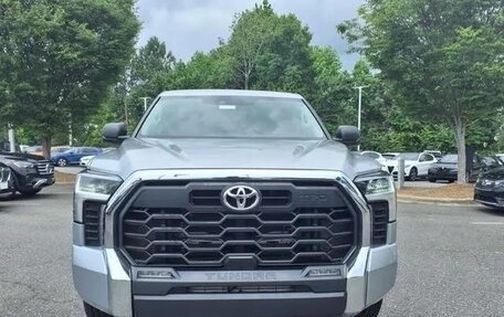 Toyota Tundra, 2022 год, 5 600 000 рублей, 2 фотография