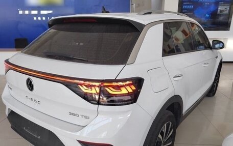 Volkswagen T-Roc I, 2023 год, 2 125 000 рублей, 5 фотография