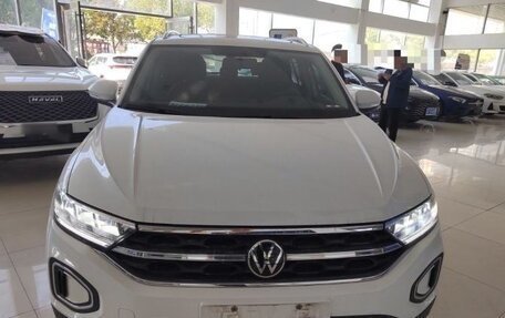 Volkswagen T-Roc I, 2023 год, 2 125 000 рублей, 2 фотография