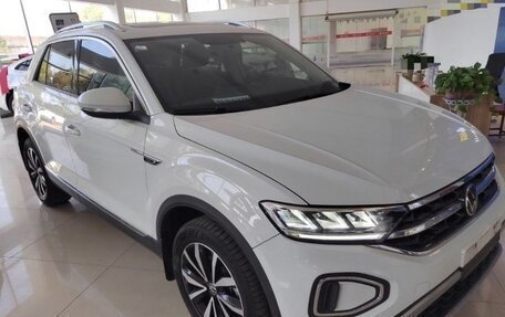 Volkswagen T-Roc I, 2023 год, 2 125 000 рублей, 3 фотография