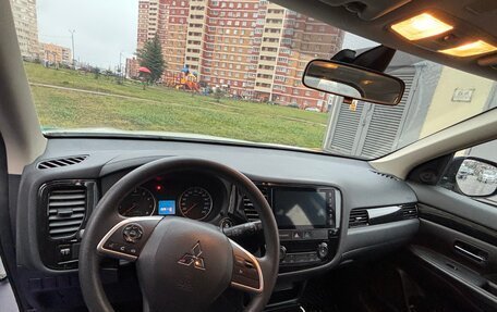 Mitsubishi Outlander III рестайлинг 3, 2022 год, 2 550 000 рублей, 8 фотография