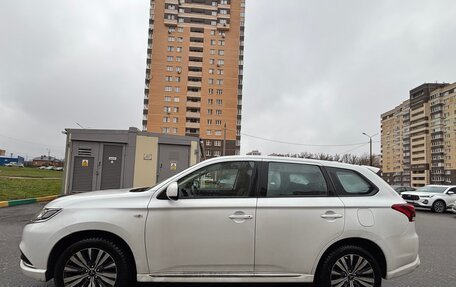 Mitsubishi Outlander III рестайлинг 3, 2022 год, 2 550 000 рублей, 5 фотография