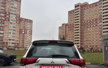 Mitsubishi Outlander III рестайлинг 3, 2022 год, 2 550 000 рублей, 3 фотография