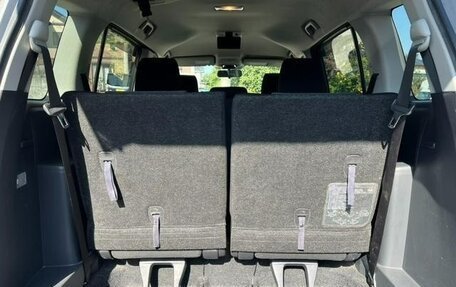 Toyota ISis I, 2013 год, 990 000 рублей, 12 фотография