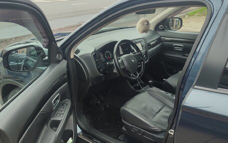 Mitsubishi Outlander III рестайлинг 3, 2016 год, 1 900 000 рублей, 11 фотография