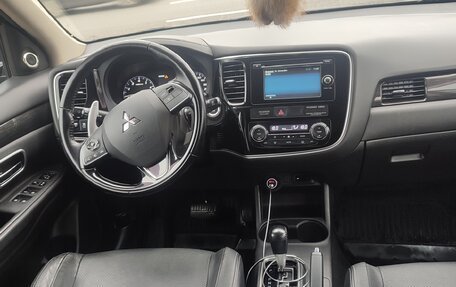 Mitsubishi Outlander III рестайлинг 3, 2016 год, 1 900 000 рублей, 8 фотография