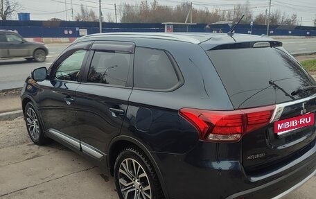 Mitsubishi Outlander III рестайлинг 3, 2016 год, 1 900 000 рублей, 3 фотография
