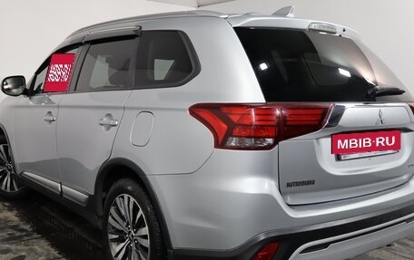 Mitsubishi Outlander III рестайлинг 3, 2019 год, 1 799 000 рублей, 4 фотография