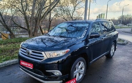 Toyota Highlander III, 2013 год, 1 890 000 рублей, 1 фотография