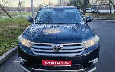 Toyota Highlander III, 2013 год, 1 890 000 рублей, 2 фотография
