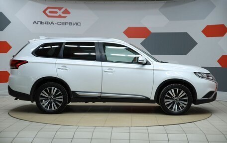 Mitsubishi Outlander III рестайлинг 3, 2019 год, 1 830 000 рублей, 4 фотография