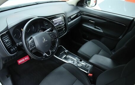 Mitsubishi Outlander III рестайлинг 3, 2019 год, 1 830 000 рублей, 10 фотография