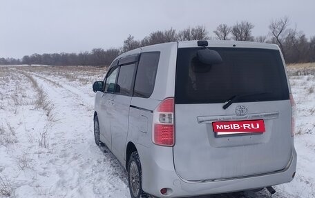 Toyota Noah III, 2008 год, 1 300 000 рублей, 11 фотография