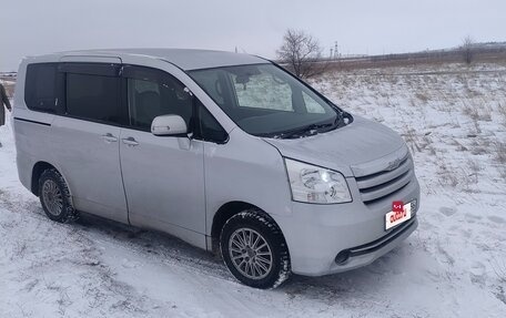 Toyota Noah III, 2008 год, 1 300 000 рублей, 13 фотография