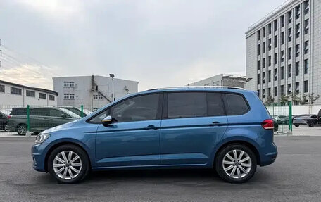 Volkswagen Touran III, 2022 год, 1 700 999 рублей, 4 фотография