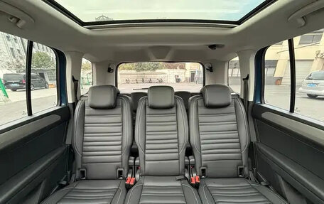 Volkswagen Touran III, 2022 год, 1 700 999 рублей, 18 фотография