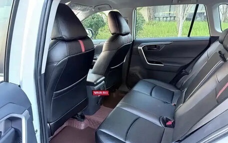 Toyota RAV4, 2025 год, 3 326 000 рублей, 11 фотография