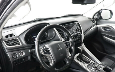 Mitsubishi Pajero Sport III рестайлинг, 2017 год, 2 999 000 рублей, 7 фотография