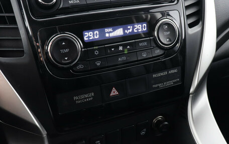 Mitsubishi Pajero Sport III рестайлинг, 2017 год, 2 999 000 рублей, 11 фотография