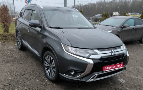 Mitsubishi Outlander III рестайлинг 3, 2019 год, 1 950 000 рублей, 1 фотография