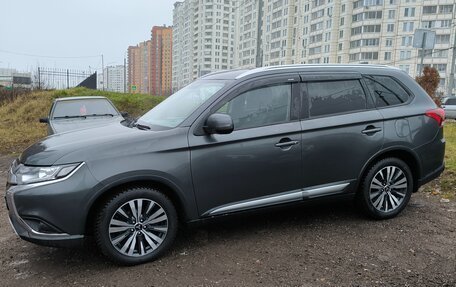 Mitsubishi Outlander III рестайлинг 3, 2019 год, 1 950 000 рублей, 2 фотография