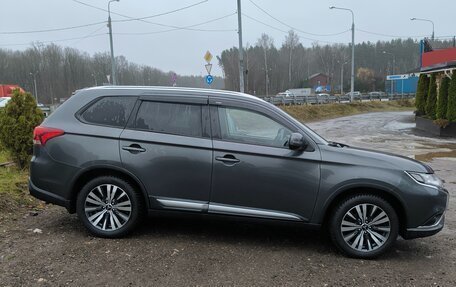 Mitsubishi Outlander III рестайлинг 3, 2019 год, 1 950 000 рублей, 3 фотография
