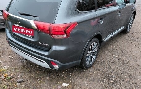 Mitsubishi Outlander III рестайлинг 3, 2019 год, 1 950 000 рублей, 4 фотография